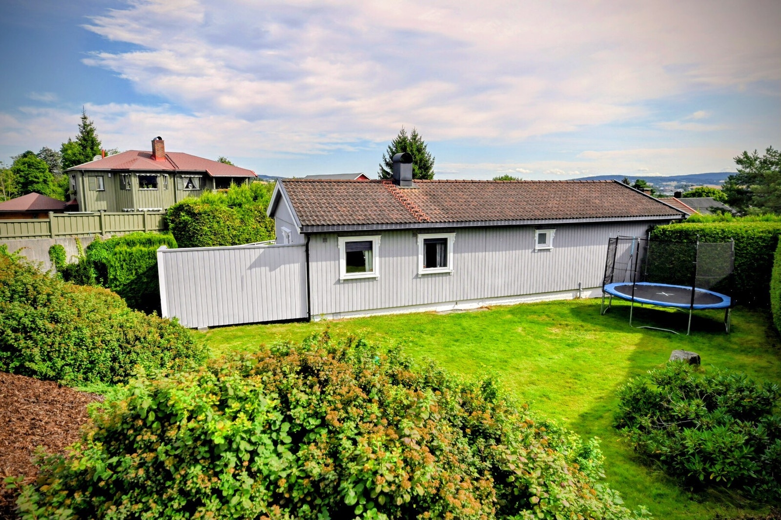 Selgers private bilder - romslig hage som gir rom for uteaktiviteter som f.eks. trampoline Galleribilde