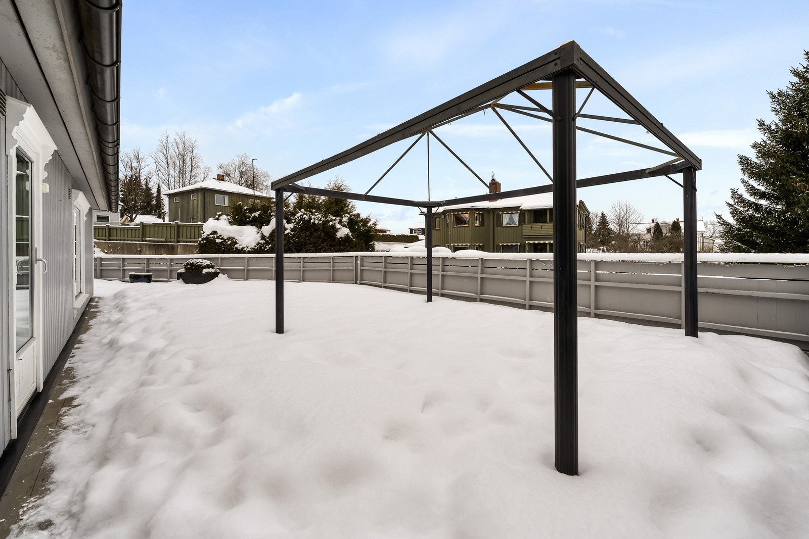 Stor og romslig terrasse med god plass til sittegrupper, grill, beplantning i potter, etc. Pergola medfølger Galleribilde