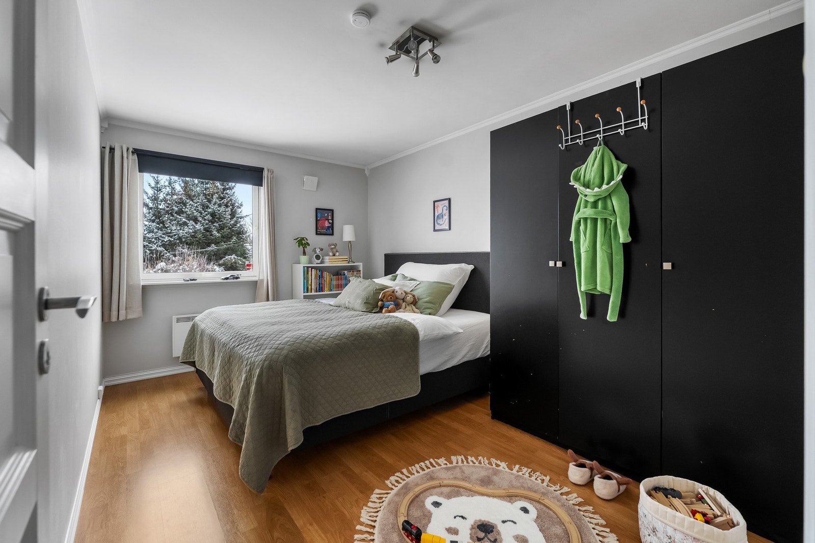 Soverom 2 - romslig og lyst med god plass til dobbelt- ev. enkeltseng, skrivebord, kommode og garderobeskap Galleribilde