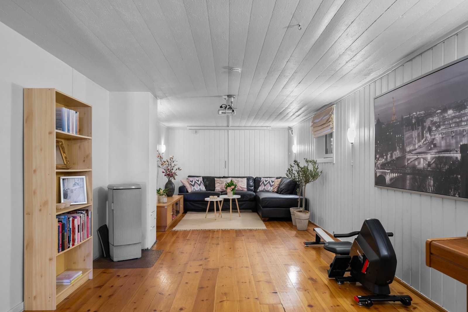 Lys og trivelig kjellerstue. Ideell som f.eks. filmrom, ungdomsrom, e.l. Nedtrekkbart filmlerret og prosjektor medfølger Galleribilde