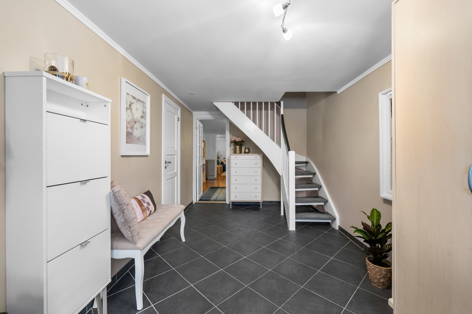 Entré/trappegang i u.etg. har elektriske varmekabler Galleribilde