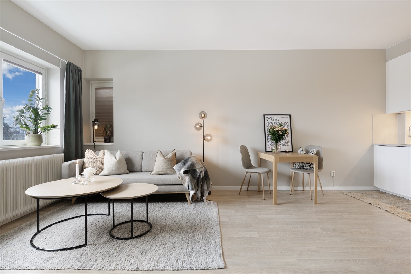 Stuen er romslig med plass til sofagruppe, bord og TV-benk. Her ligger alt til rette for rolige kvelder med film eller større, sosiale sammenkomster. Galleribilde