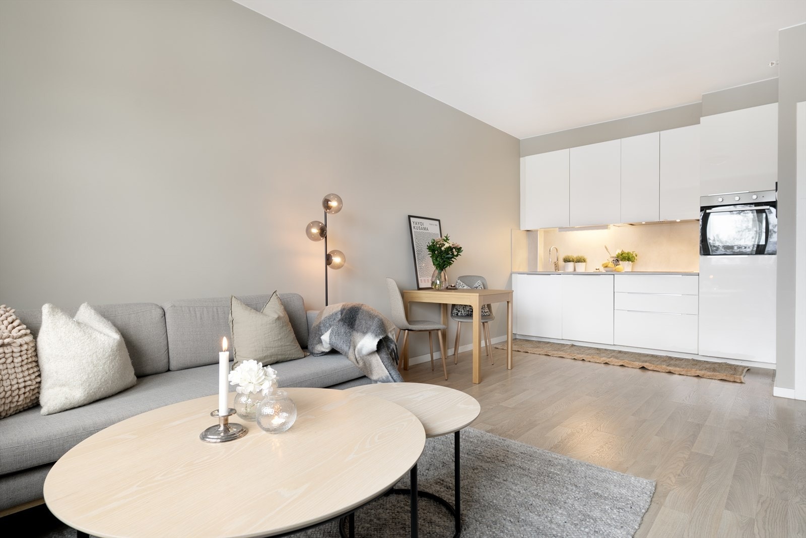 Den åpne løsningen mellom stue og kjøkken gir muligheten til å sosialisere og kokkelere på samme tid. Dette er noe dagens eiere selv har satt stor pris på! Galleribilde