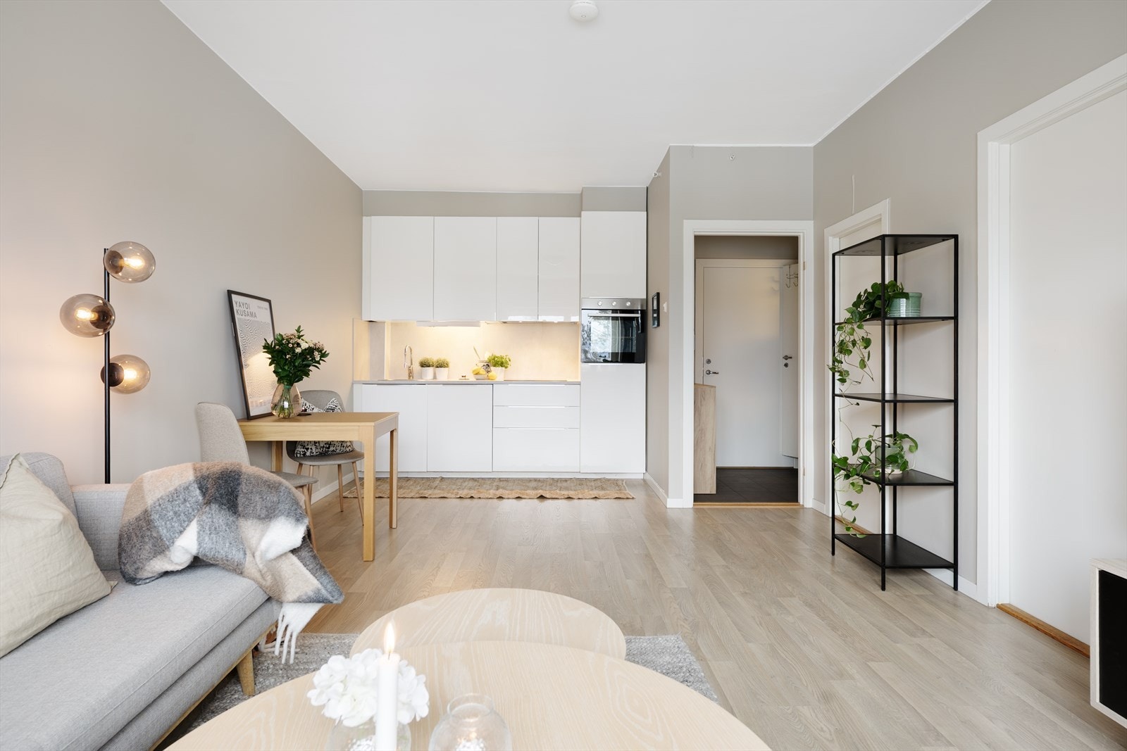 Mellom stue og kjøkken er det naturlig plass til spisebord. Med kort vei fra kjøkkenet til spiseplassen, er det enkelt å server gjester! Galleribilde