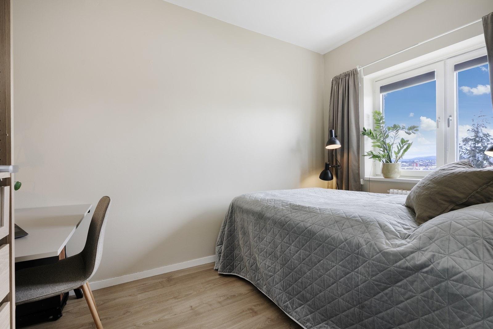 Soverommet er innbydende med plass til dobbeltseng, nattbord og skrivebord. Galleribilde