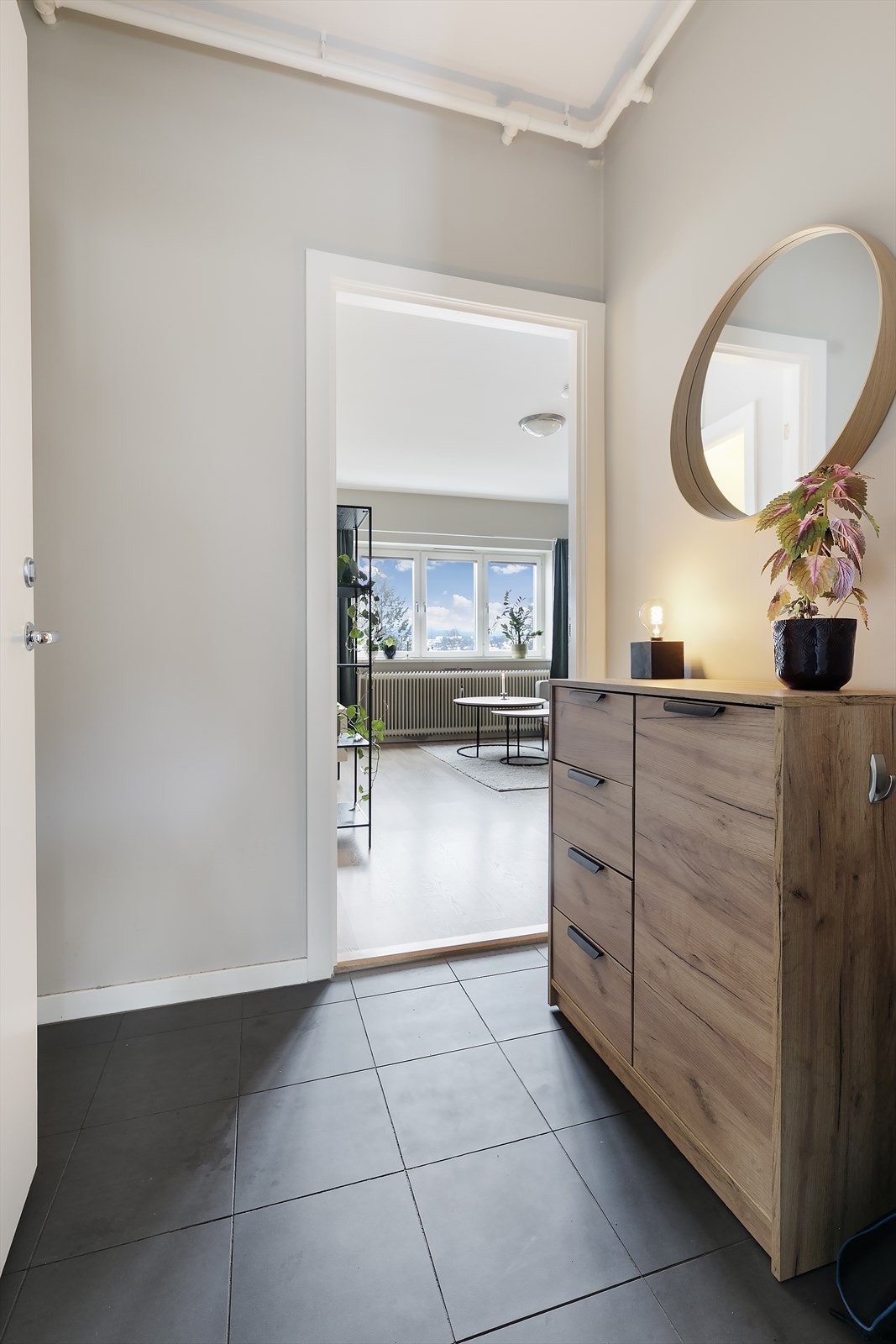 Hyggelig entré med skoskap og knaggrekker. Her er det hyggelig å komme hjem! Galleribilde