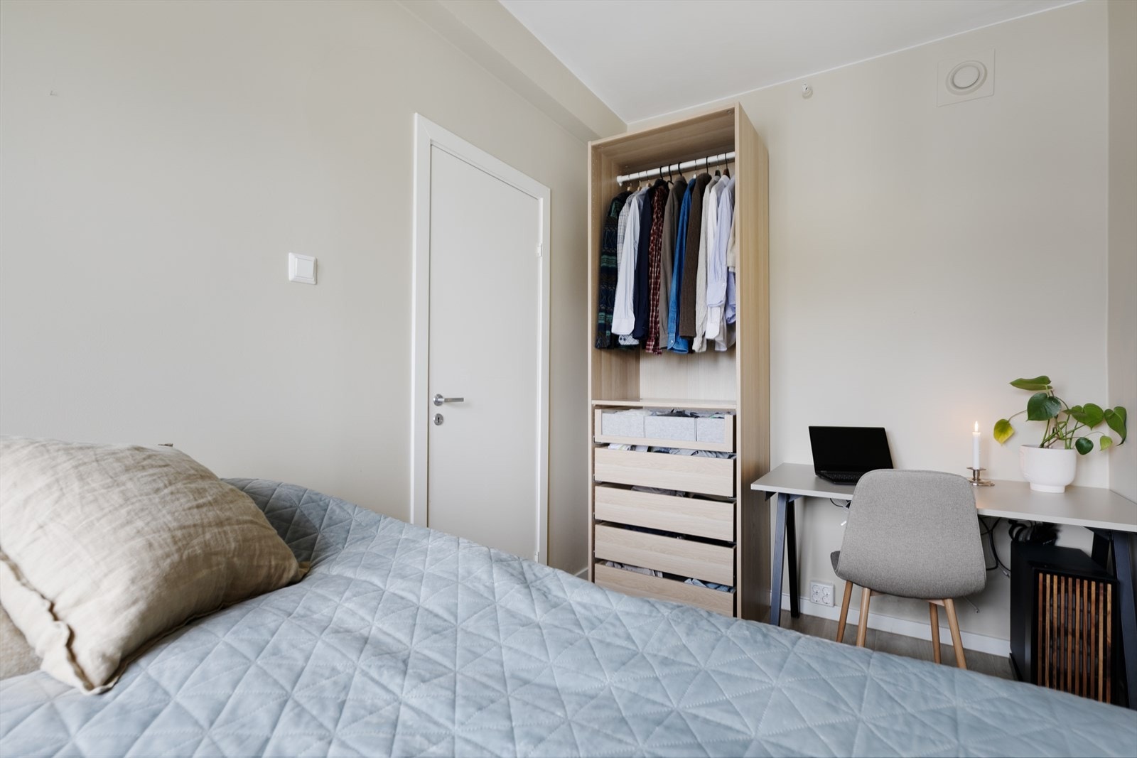 Langs den ene veggen er det etablert Galleribilde