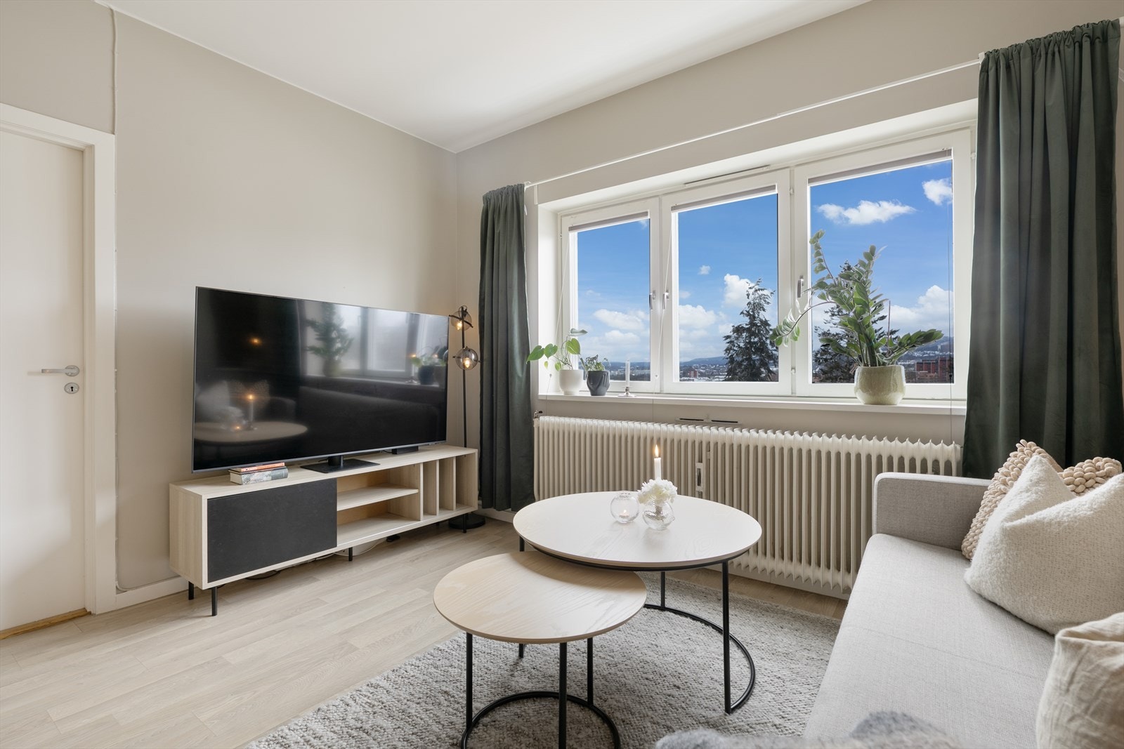 Stort vindu med dype karmer og generøs takhøyde sikrer godt med lys og luft i dette hjemmet. Galleribilde