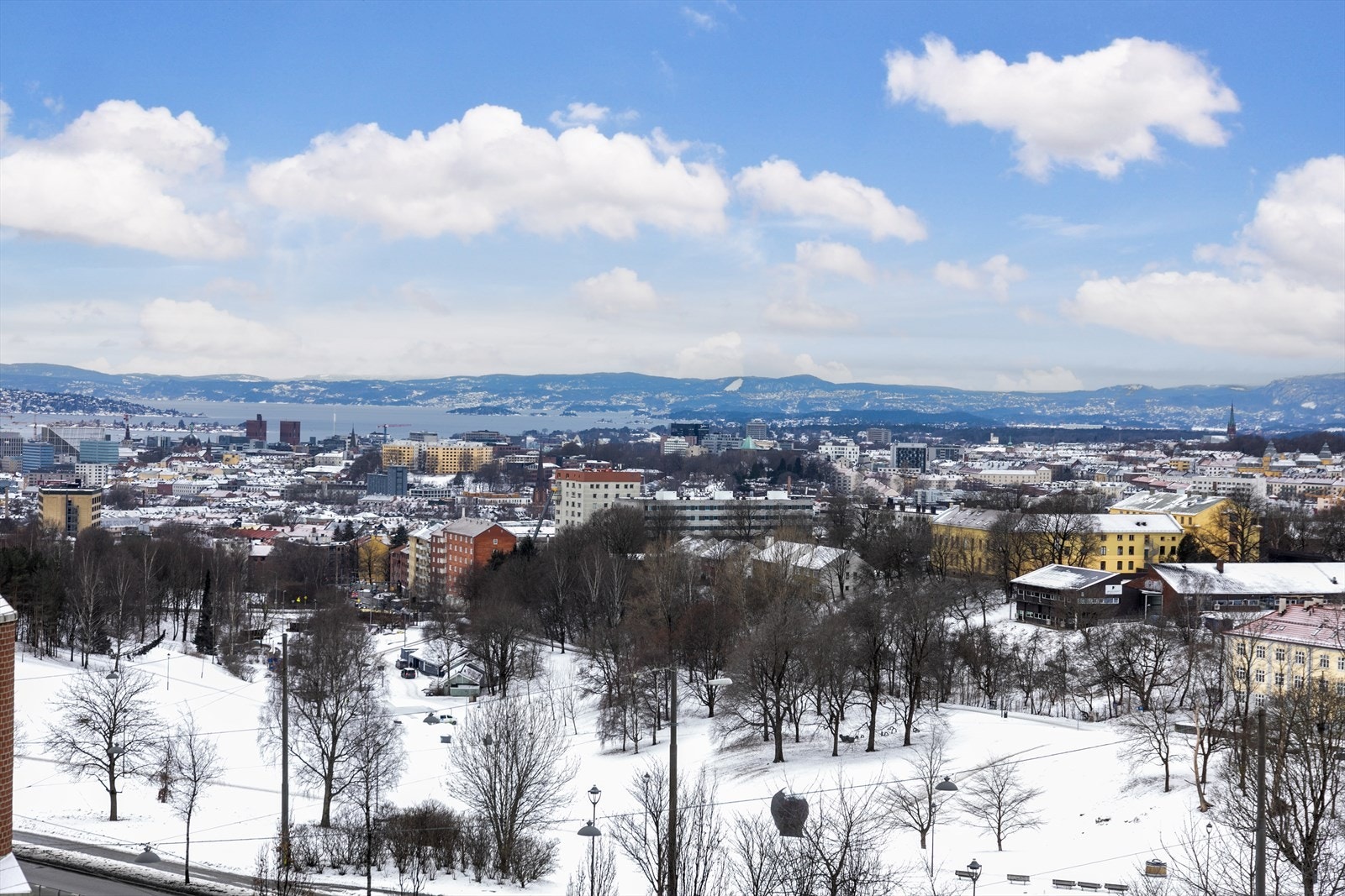 Fra stuevinduet er det vakker utsikt mot byen og Holmenkollen! Galleribilde