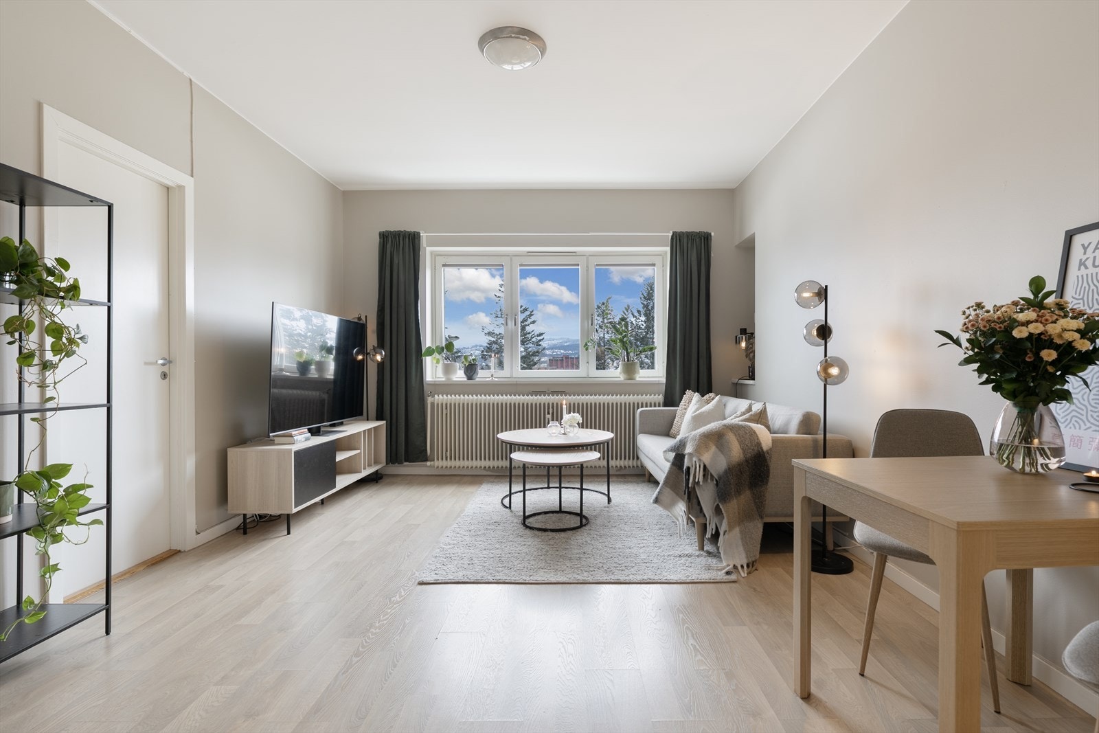 Leiligheten er holdt i lyse, behagelige fargetoner som gjør det enkelt å innrede etter egne ønsker og behov. Galleribilde