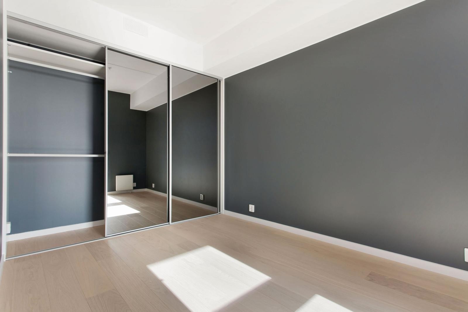 Soverom med skyvedørsgarderobe Galleribilde