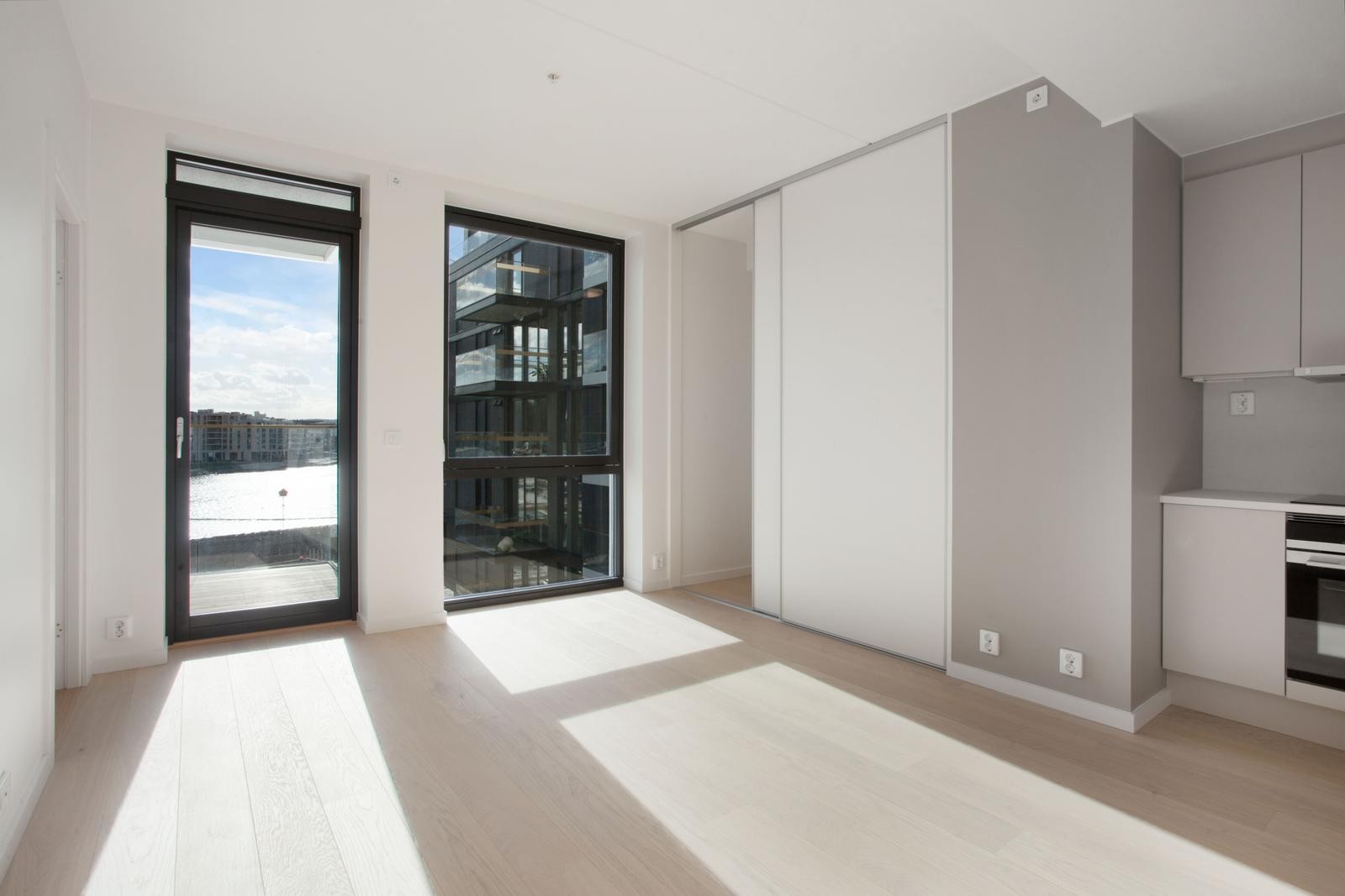 Stue med utgang til solrik balkong Galleribilde