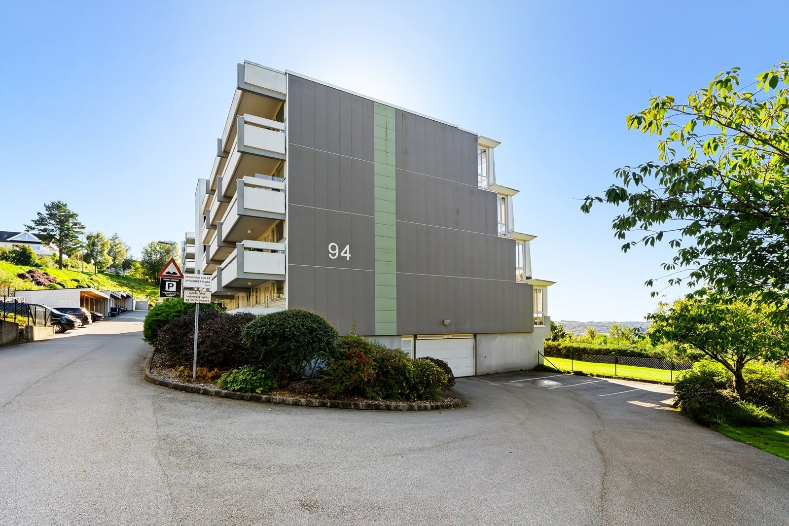 Fast parkering i carport med tilhørende elbillader - Egen gjesteparkering for besøkende Galleribilde