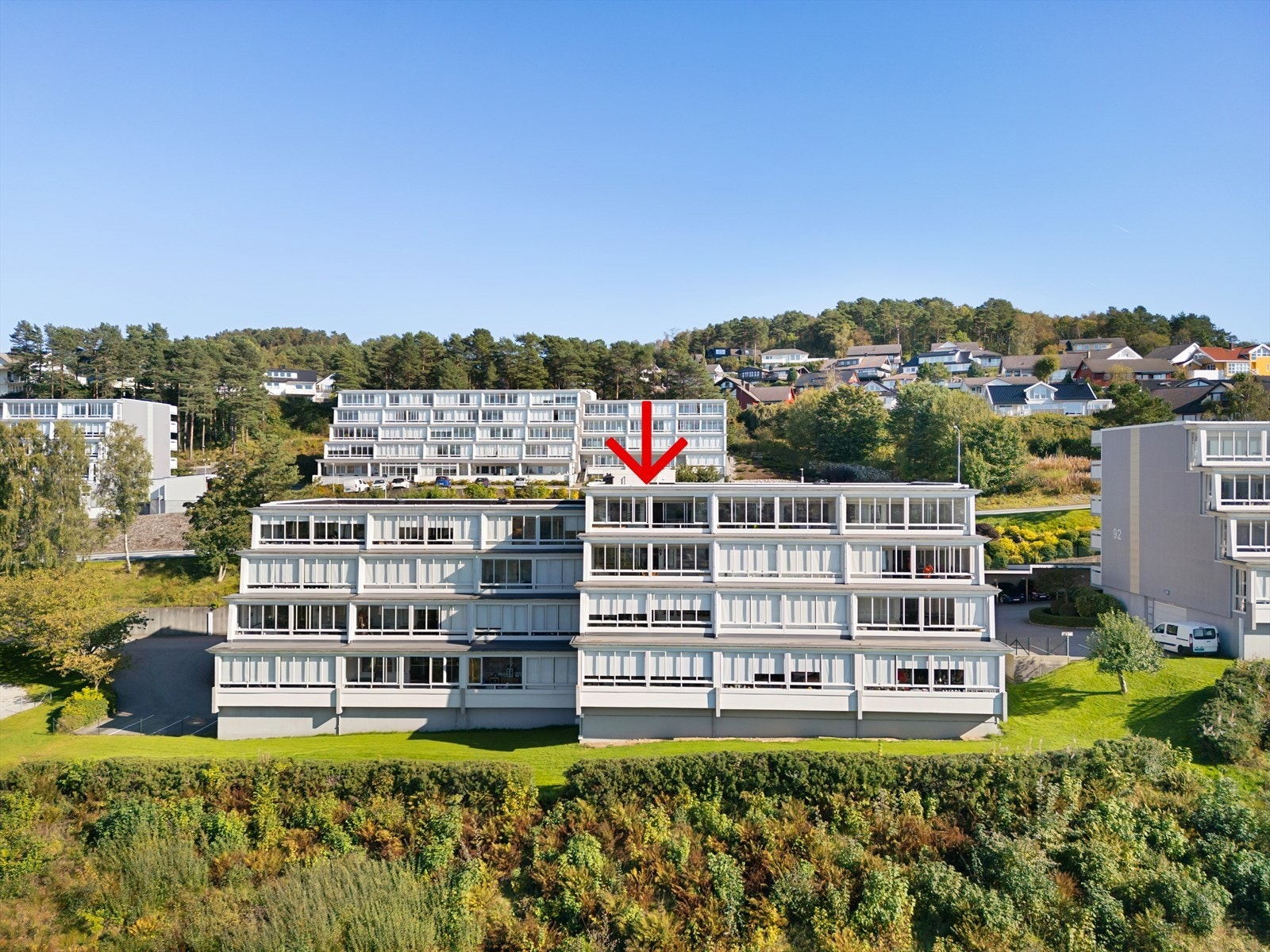 Nydelig topp- og endeleilighet med fantastisk sol- og utsiktsforhold- Innglasset balkong 19 m²- Heis - Carport Galleribilde