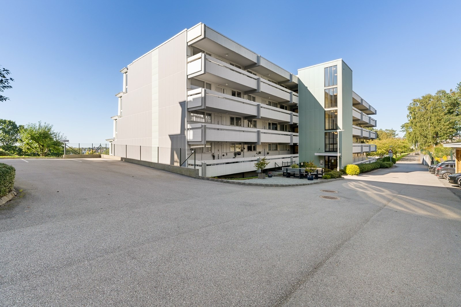 Offentlig transport er lett tilgjengelig med både buss og tog fra Sandnes sentrum, og nærmeste busstopp ligger rett utenfor blokken Galleribilde