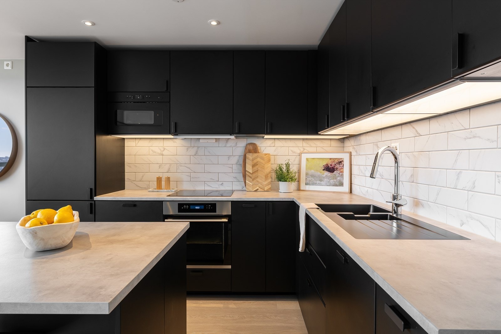 God skapplass gir organisert oppbevaring, og en praktisk kjøkkenøy med spiseplass gjør kjøkkenet til et naturlig samlingspunkt Galleribilde