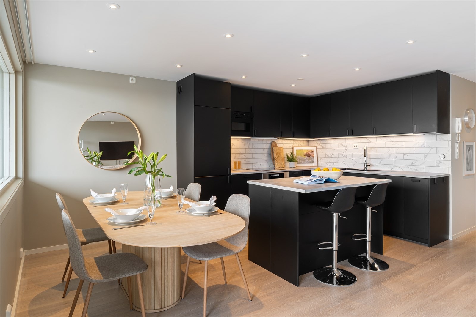 Stilrent og moderne kjøkken(2020) med glatte fronter og benkeplate i laminat - God plass til spisebord, samt praktisk kjøkkenøy Galleribilde