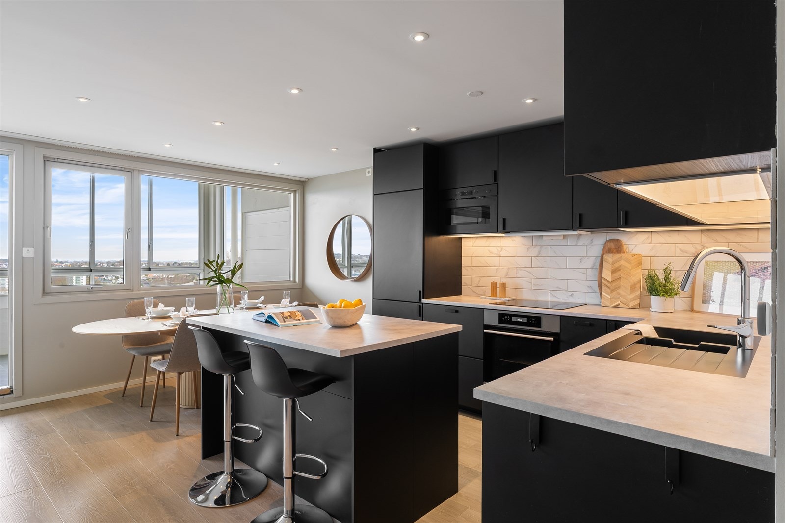 Det er flere utsiktspunkter fra leiligheten, blant annet fra kjøkkenet, spisebordet og stuen Galleribilde