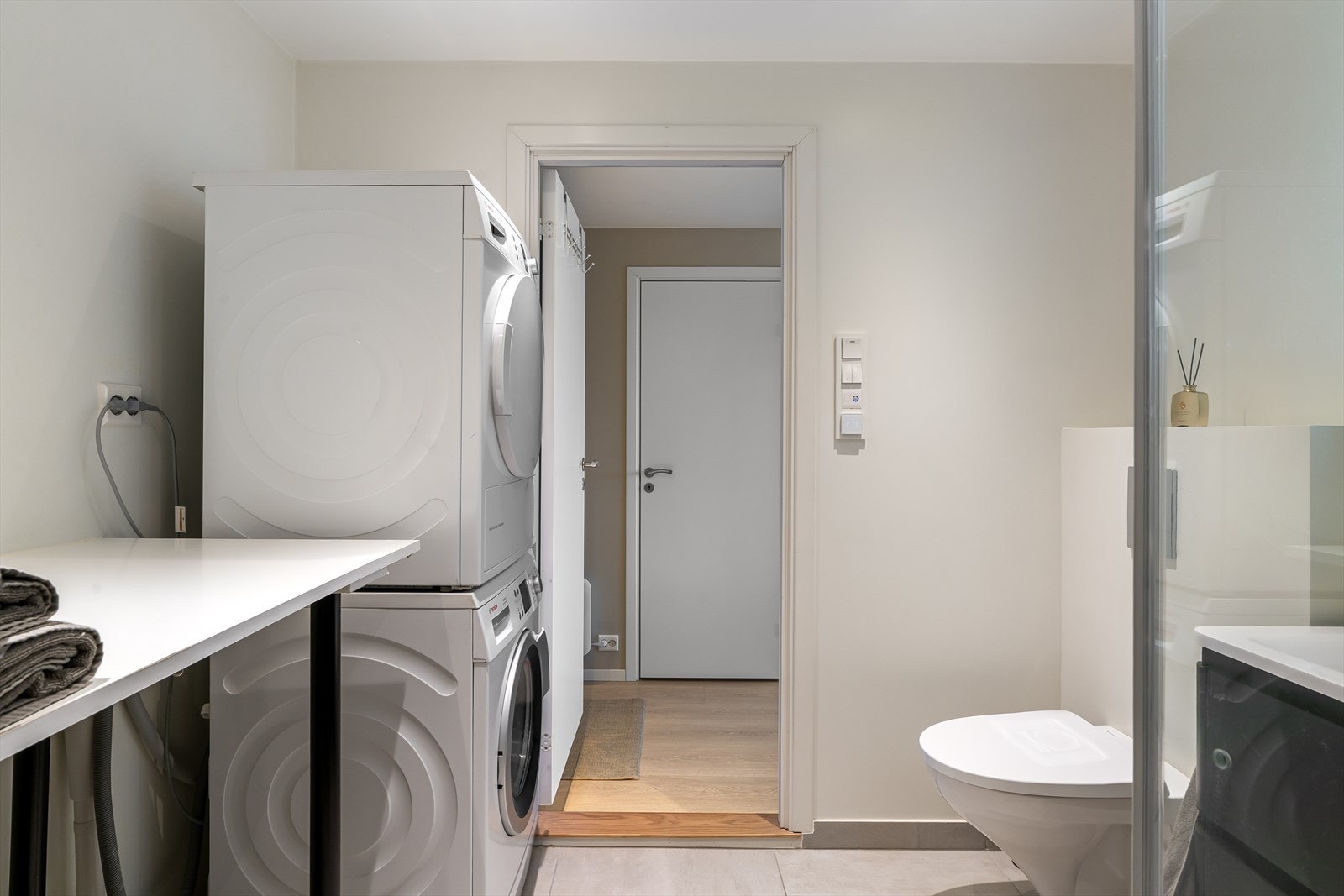 Badet har varmekabler i gulvet, spotbelysning i taket og opplegg til vaskemaskin og tørketrommel for en praktisk hverdag Galleribilde