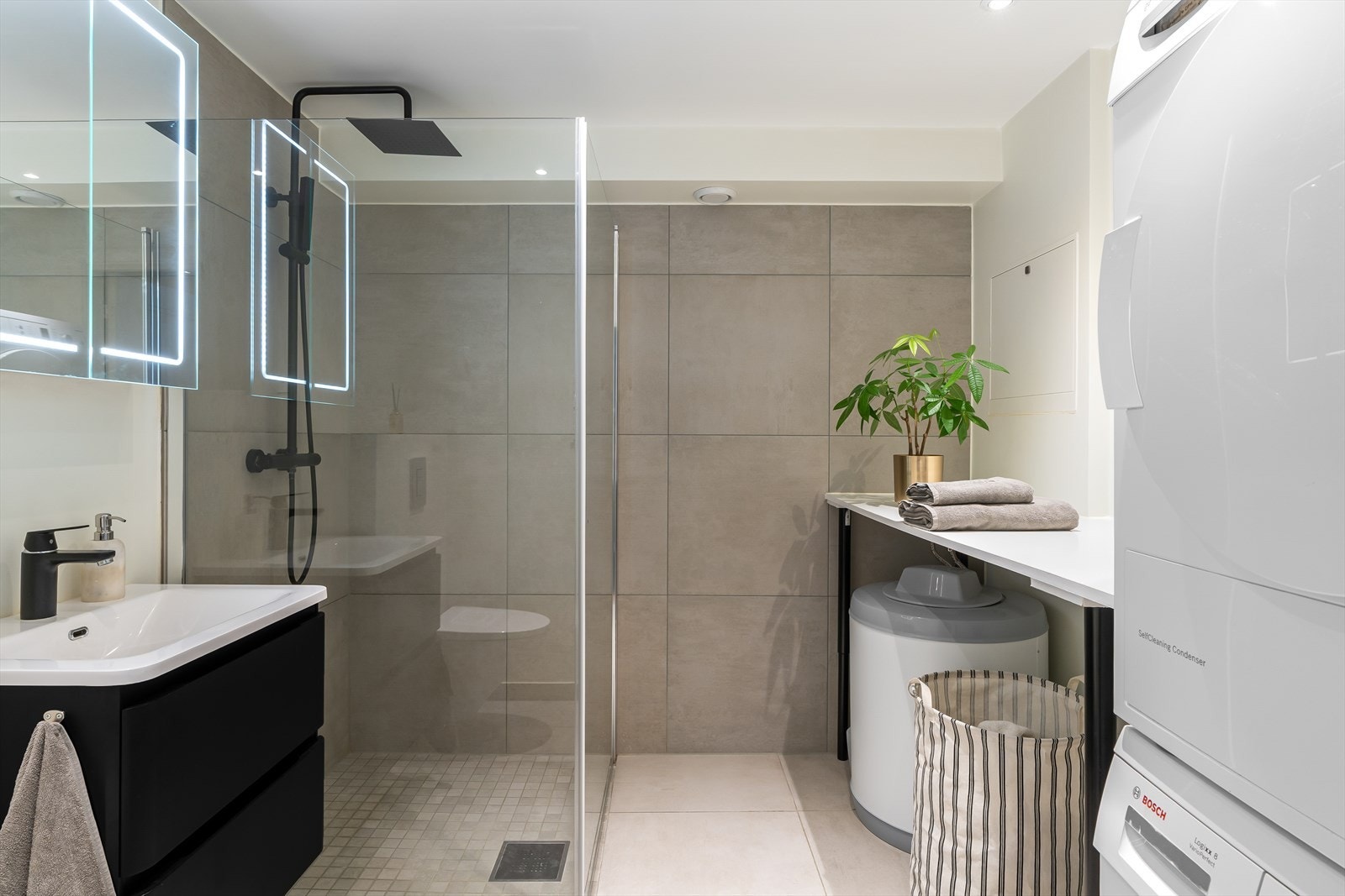 Renovert bad fra 2020 og diverse innredning fra 2025: Delikat og moderne bad med nedfelt servant, vegghengt toalett og dusjhjørne med foldedører Galleribilde