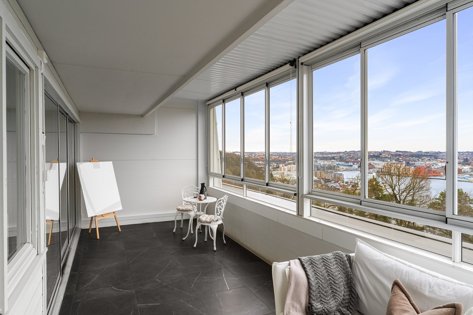 Inviter venner og bekjente til sosiale sammenkomster med fantastisk utsikt mot Gandsfjorden og Sandnes sentrum Galleribilde