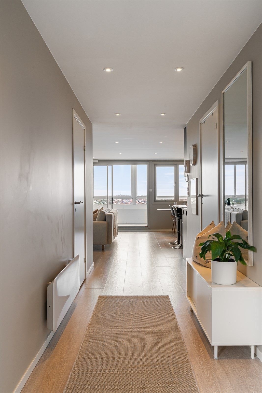 Renovert i 2020: Nye dimbare spotter og flott laminatgulv i alle rom - unntak av bad (fliser) og bod (ikke spotter) Galleribilde