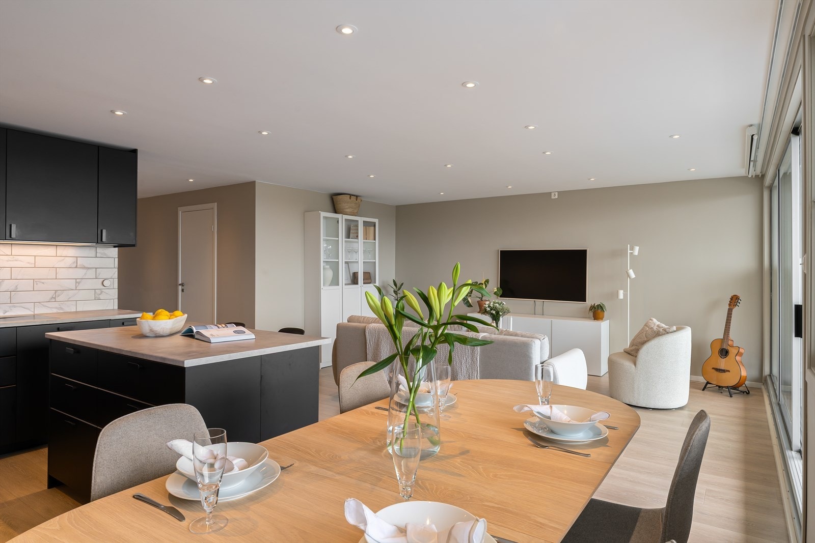 Boligens stue fremstår som lys og trivelig med gode vindusflater som slipper inn naturlig lys - hvor det også er høyt under taket Galleribilde