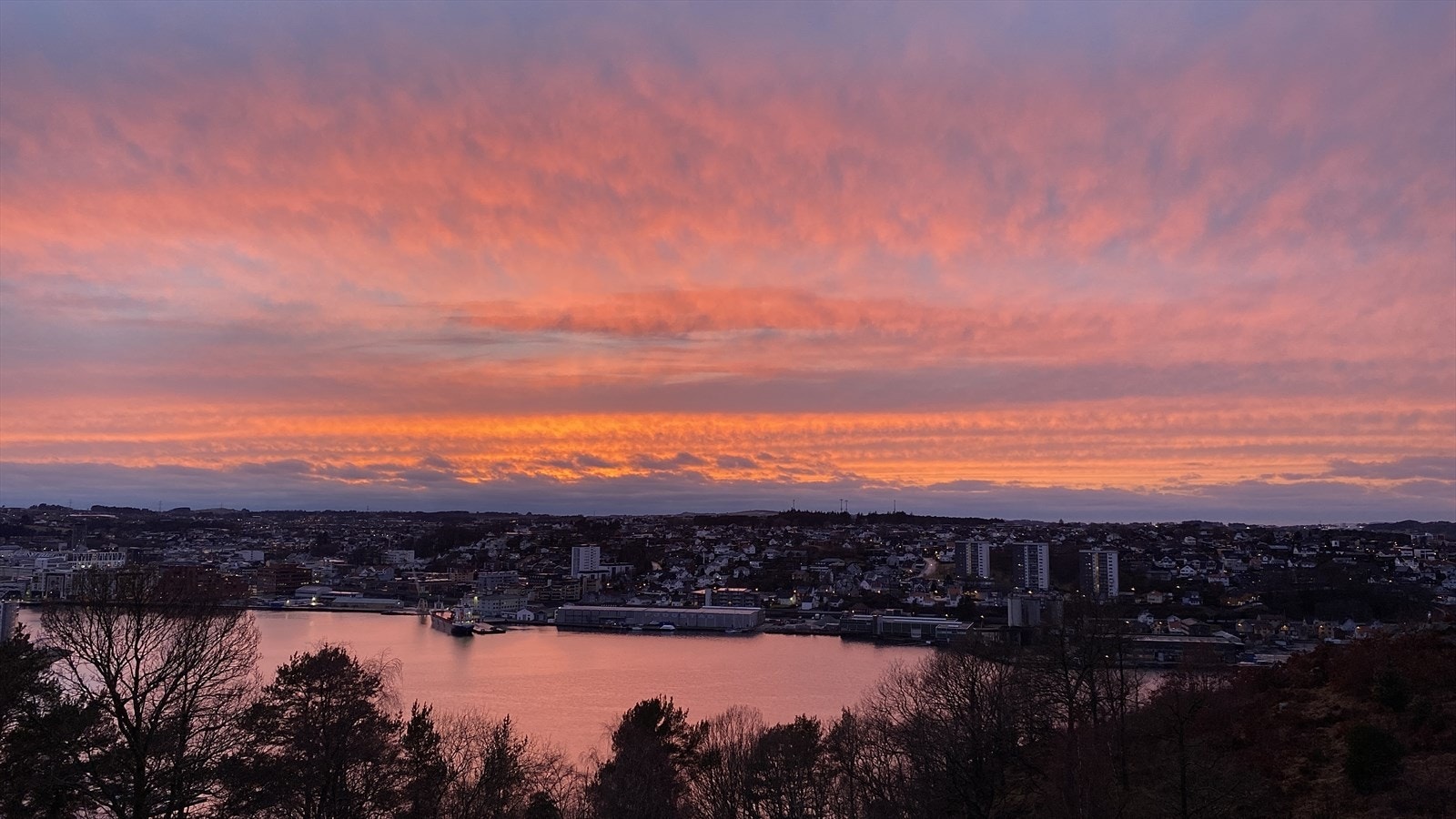 Nyt gode solforhold på dagtid, og avslutt dagen med kveldssolen og en vakker solnedgang Galleribilde