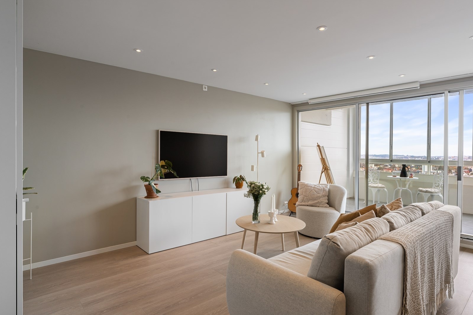 Romslig stue med god plass til både sofagruppe og salongbord - Spotter i hele leiligheten som gir moderne preg Galleribilde