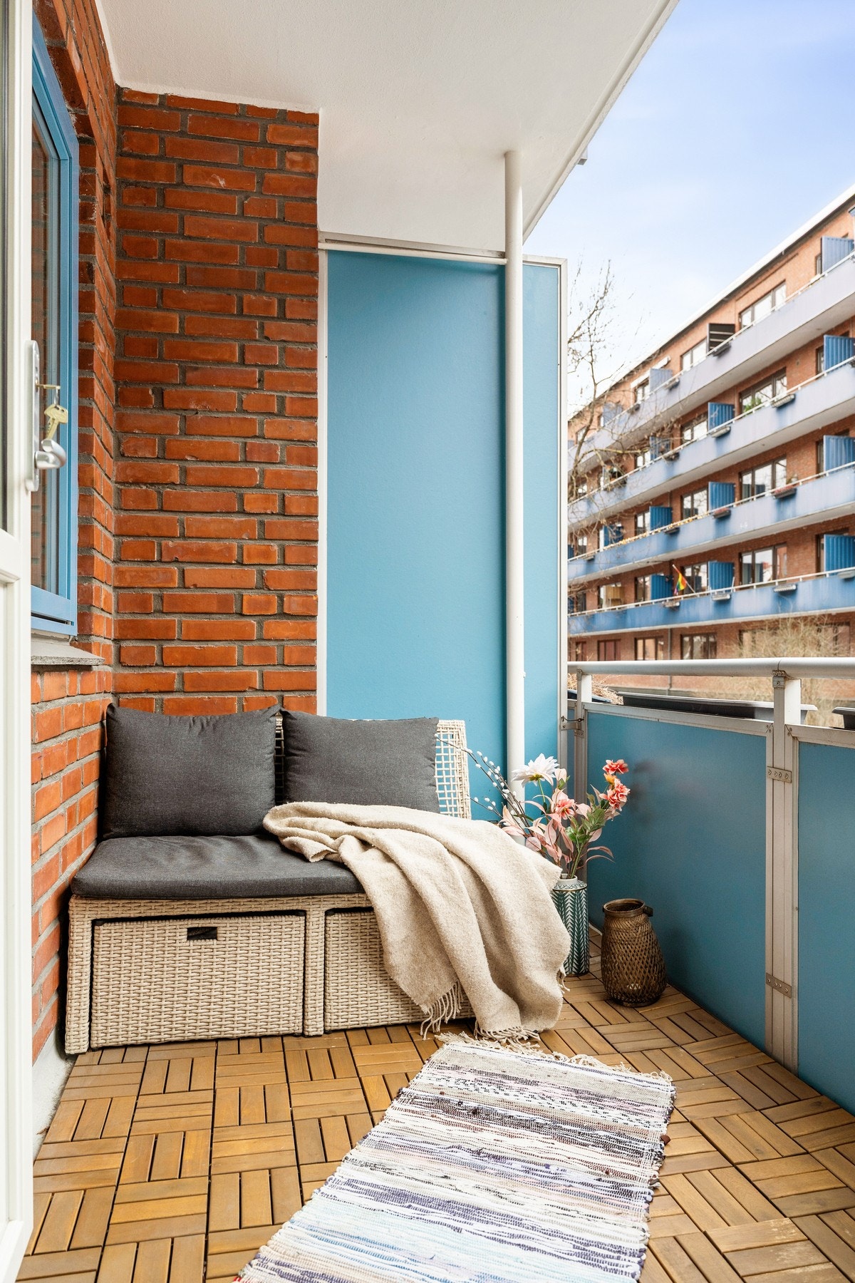 Overbygget balkong på 4 m², oppgradert med ny balkongdør i 2016. Galleribilde