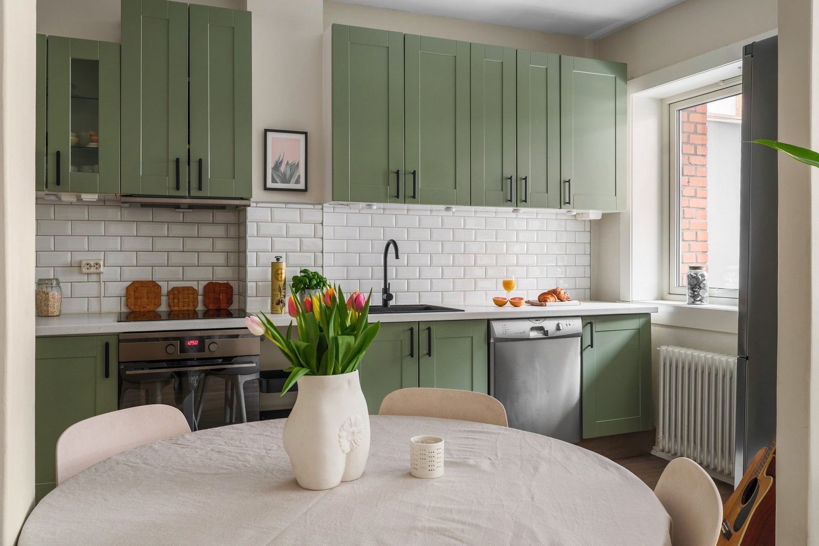 Ikea kjøkkeninnredning med profilerte fronter og laminat benkeplater. Galleribilde