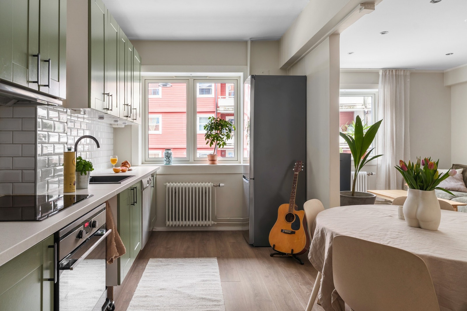 Integrerte hvitevarer medfølger og består av stekeovn, nedfelt Induksjonstopp, oppvaskmaskin. Galleribilde