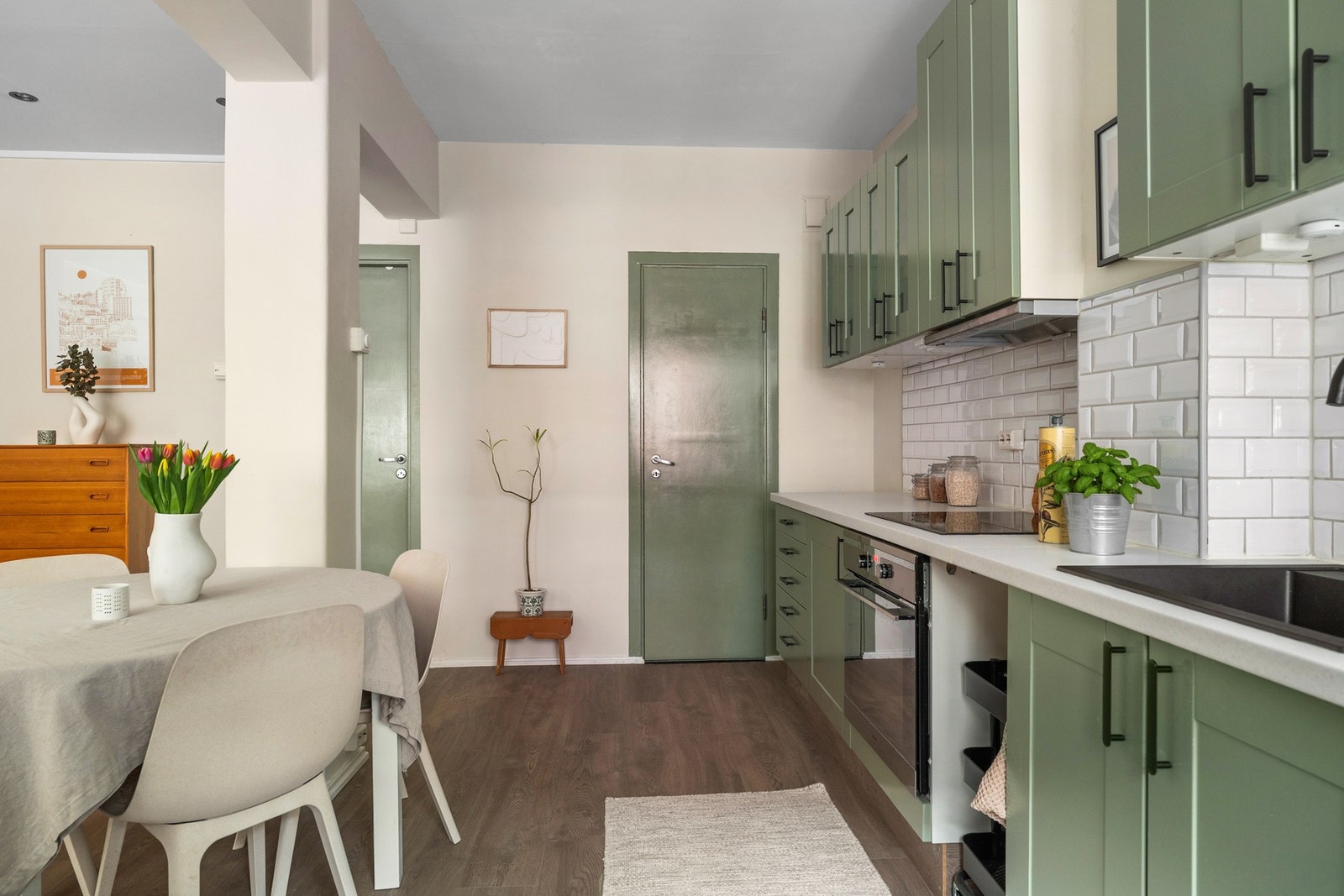 Ved kjøkkenet er den ene av to inneboder innredet som praktisk spisskammers. Galleribilde