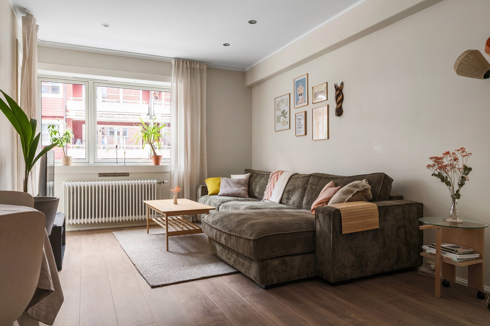 Stuen har store vinduer som slipper inn rikelig med naturlig lys, nye i 2016. Galleribilde