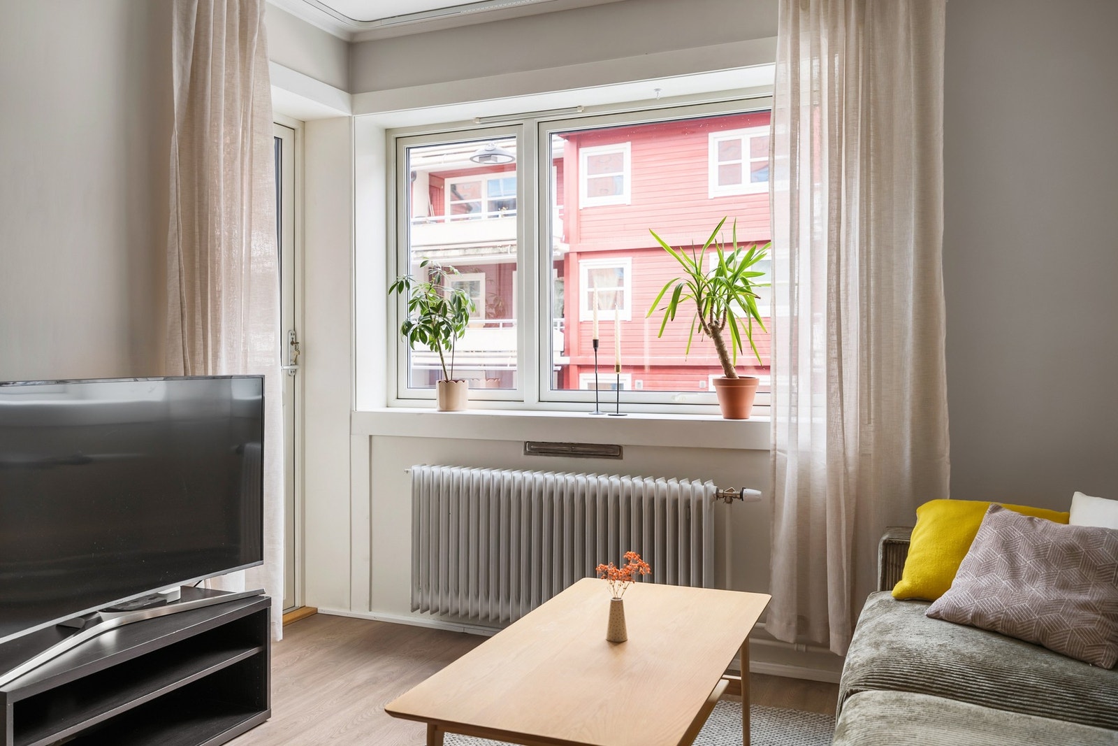 Oppvarming med radiatorer fra fjernvarmeanlegg. Det er radiator i stue, kjøkken og soverom. Galleribilde