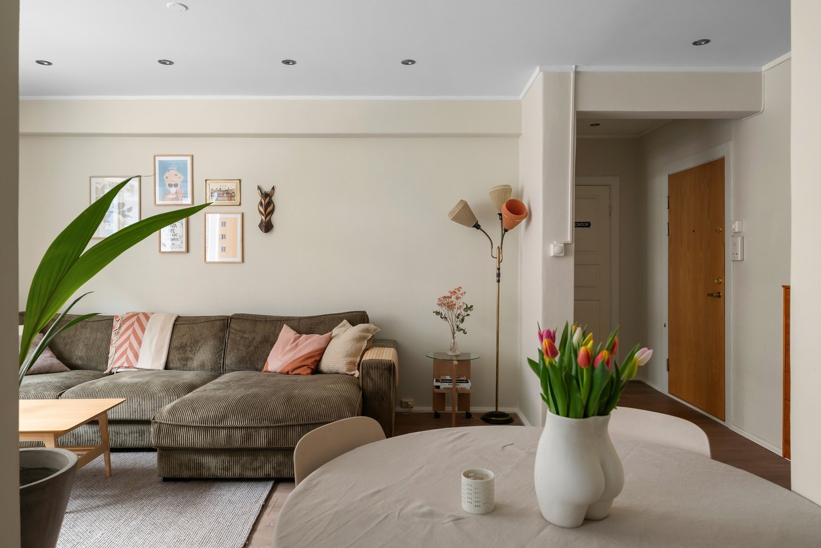 Det er nedforet himling med innfelte downlights i entrè og i stuedelen. Galleribilde