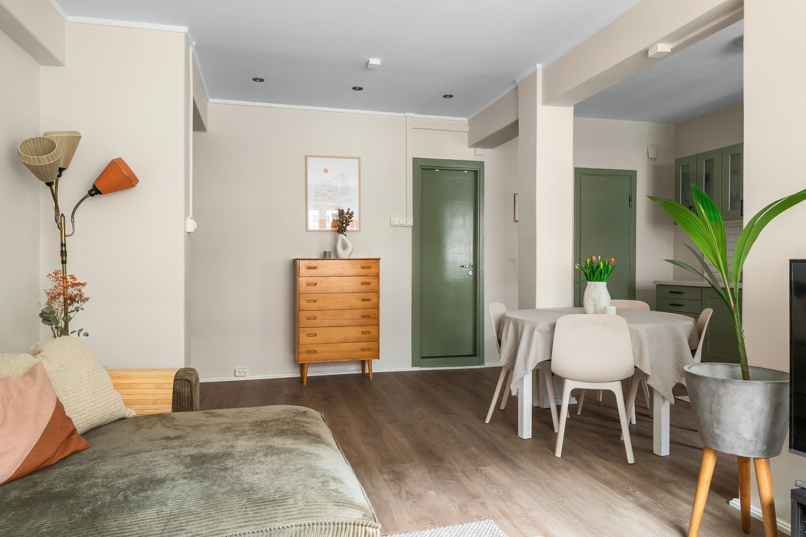 Skillet mellom stue og kjøkken er dels åpnet opp for å skape en luftigere atmosfære. Galleribilde