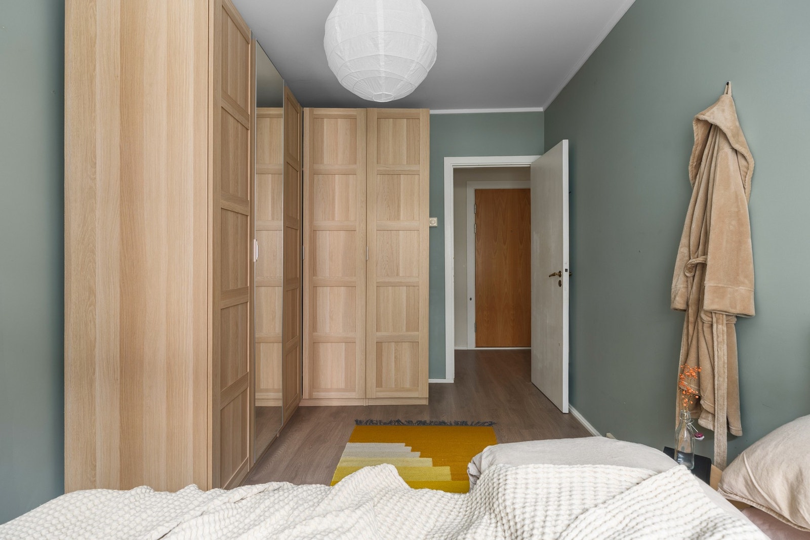 To store garderobeskap fra 2025 medfølger. Galleribilde