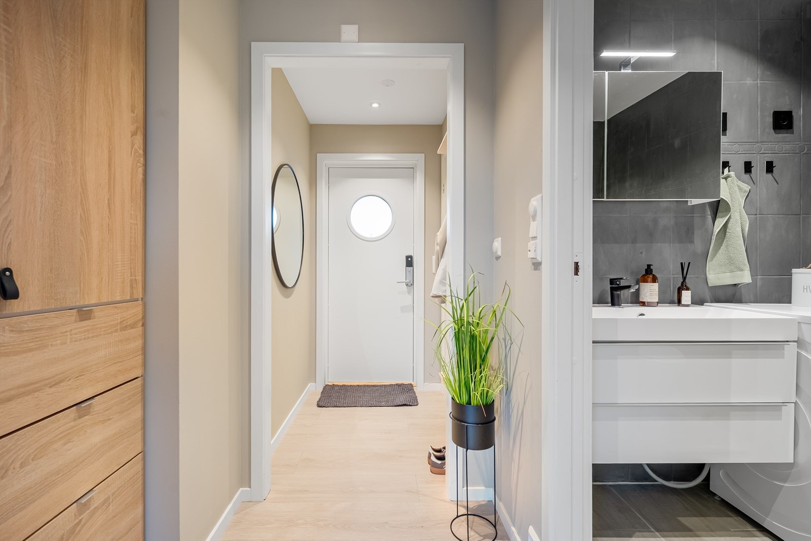 Fra entréen/gangen er det inngan til innvendig bod og bad. Begge har inngang på høyre side i bildet Galleribilde