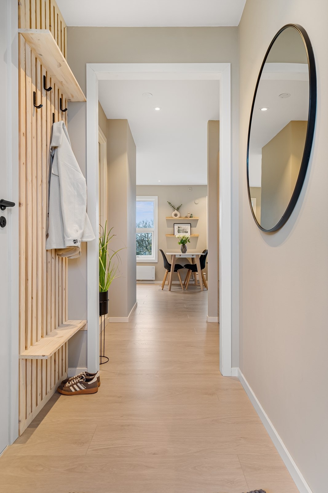 Lys og fin entré/gang med god plass til å henge fra seg Galleribilde