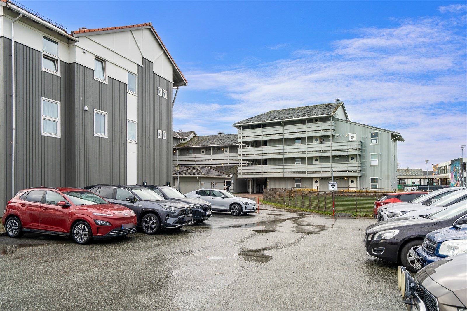 Felles parkeringsplass for beboere i borettslaget Galleribilde