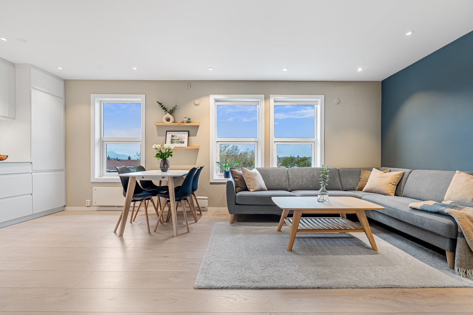 Lys og åpen stue med gode vindusflater som gir rikelig med naturlig lysinnslipp Galleribilde