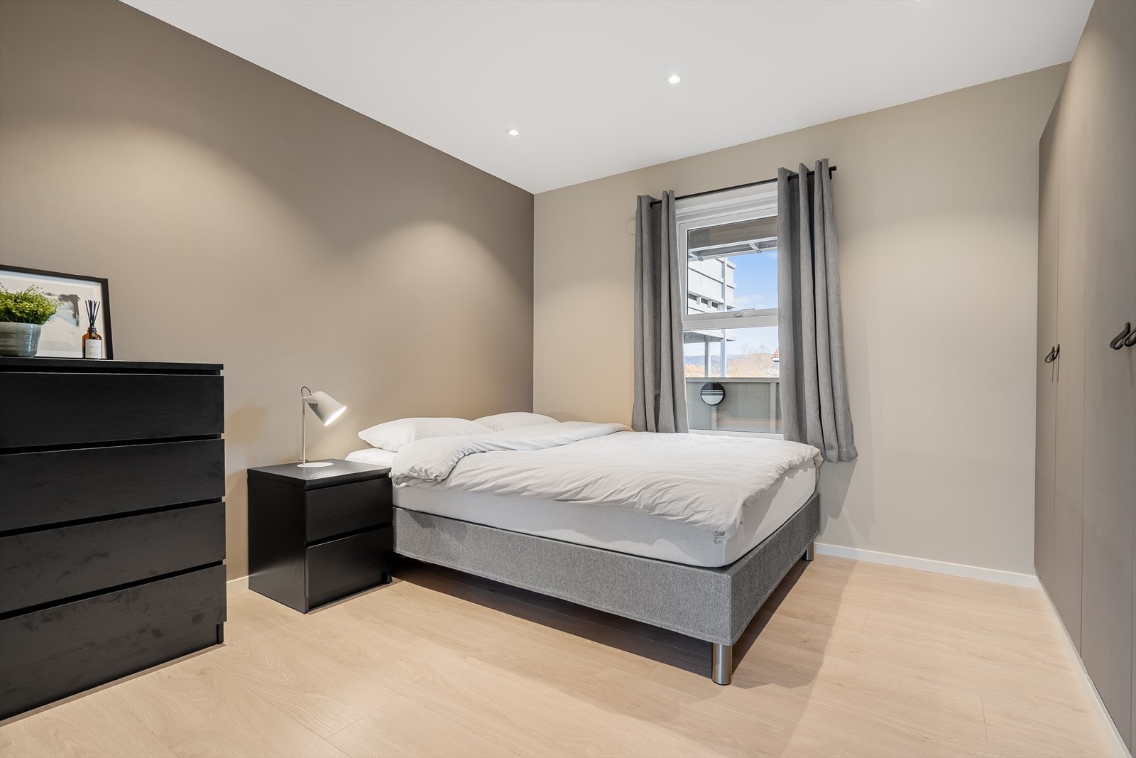 Soverommet har godt med plass til både dobbeltseng, nattbord, kommode og garderobeskap Galleribilde