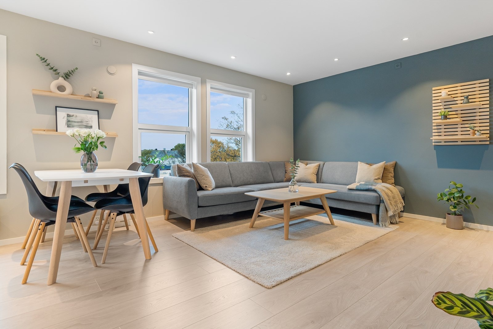 Stuen er romslig, med god plass til både kjøkkenbord og sofagruppe Galleribilde