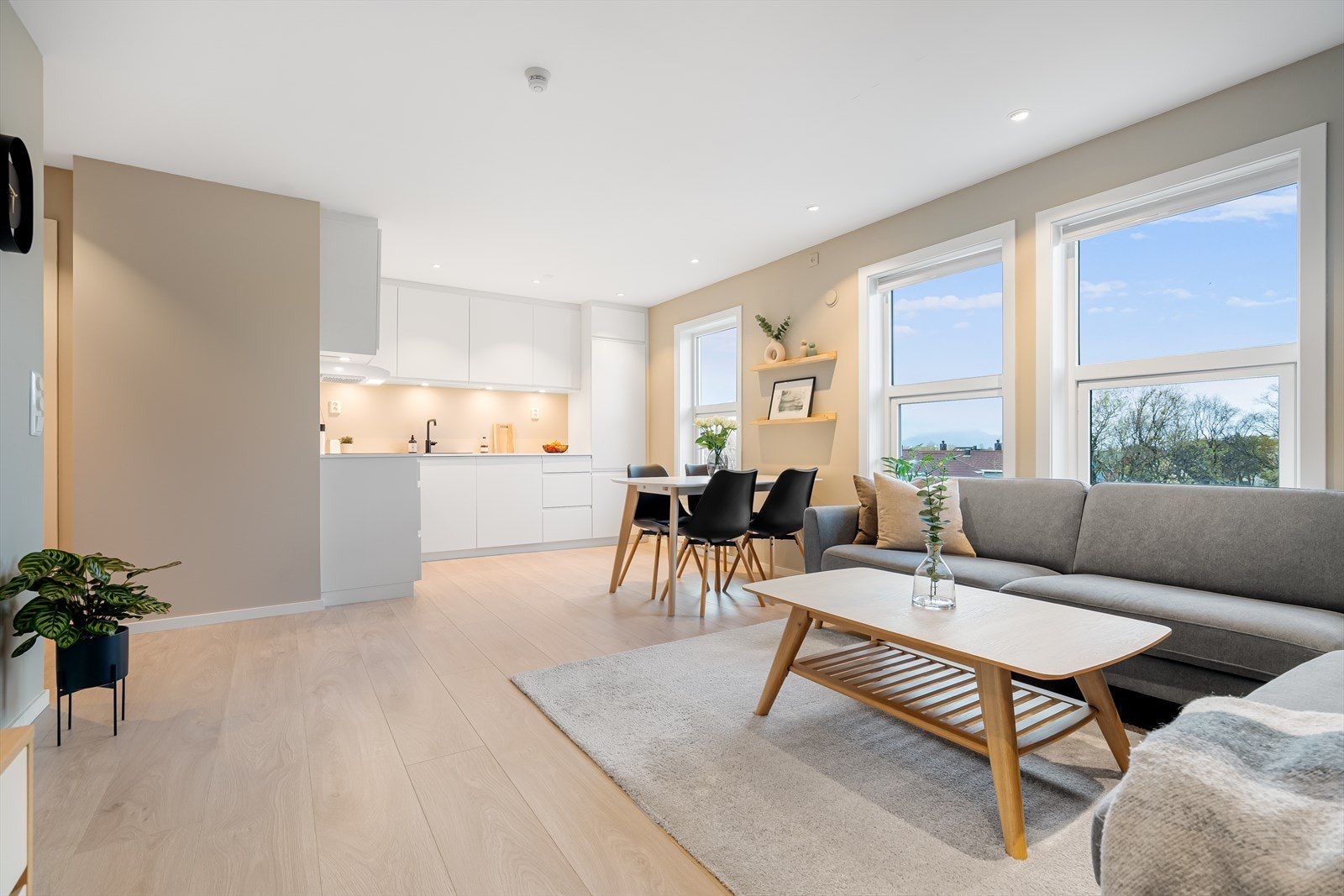 Leiligheten har åpen stue-/kjøkkenløsning som gir en luftig romfølelse Galleribilde