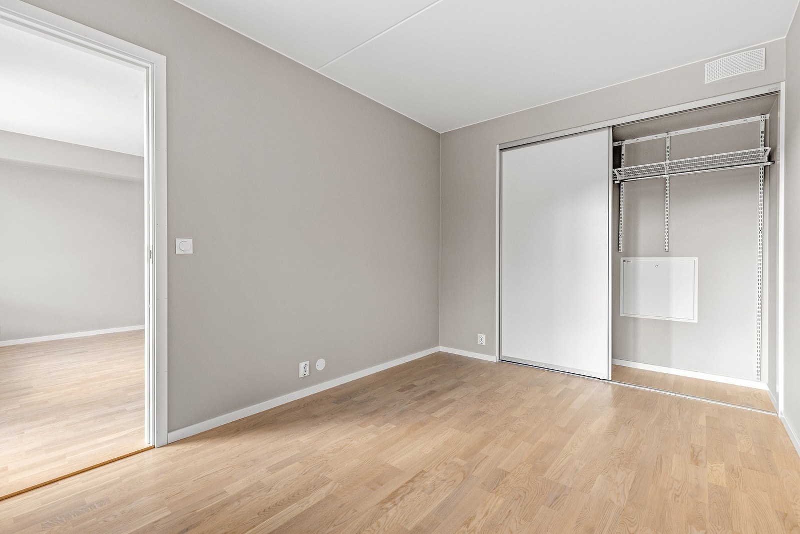 Soverommet er romslig, malt i lyse fargetoner som er kombinert med parkettgulv. Rommet har god plass til dobbeltseng, nattbord og diverse innredning. Her finner du også en praktisk skyvedørsgarderobe. Det er ellers gode lagringsmuligheter i innvendig bod, Galleribilde