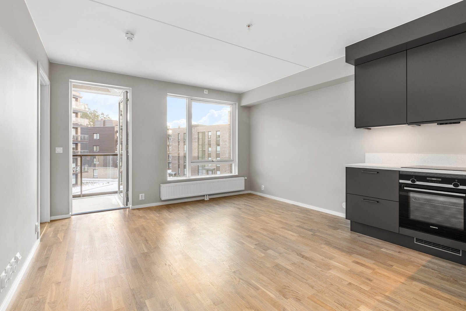 Stuen er lys og innbydende, med plass til både sofagruppe, TV-anlegg og spisestue. Rommet er malt i lyse fargetoner og gulvet er belagt med parkett. Store vindusflater slipper inn rikelig med naturlig lys, og fra stuen er det utgang til en koselig og roms Galleribilde