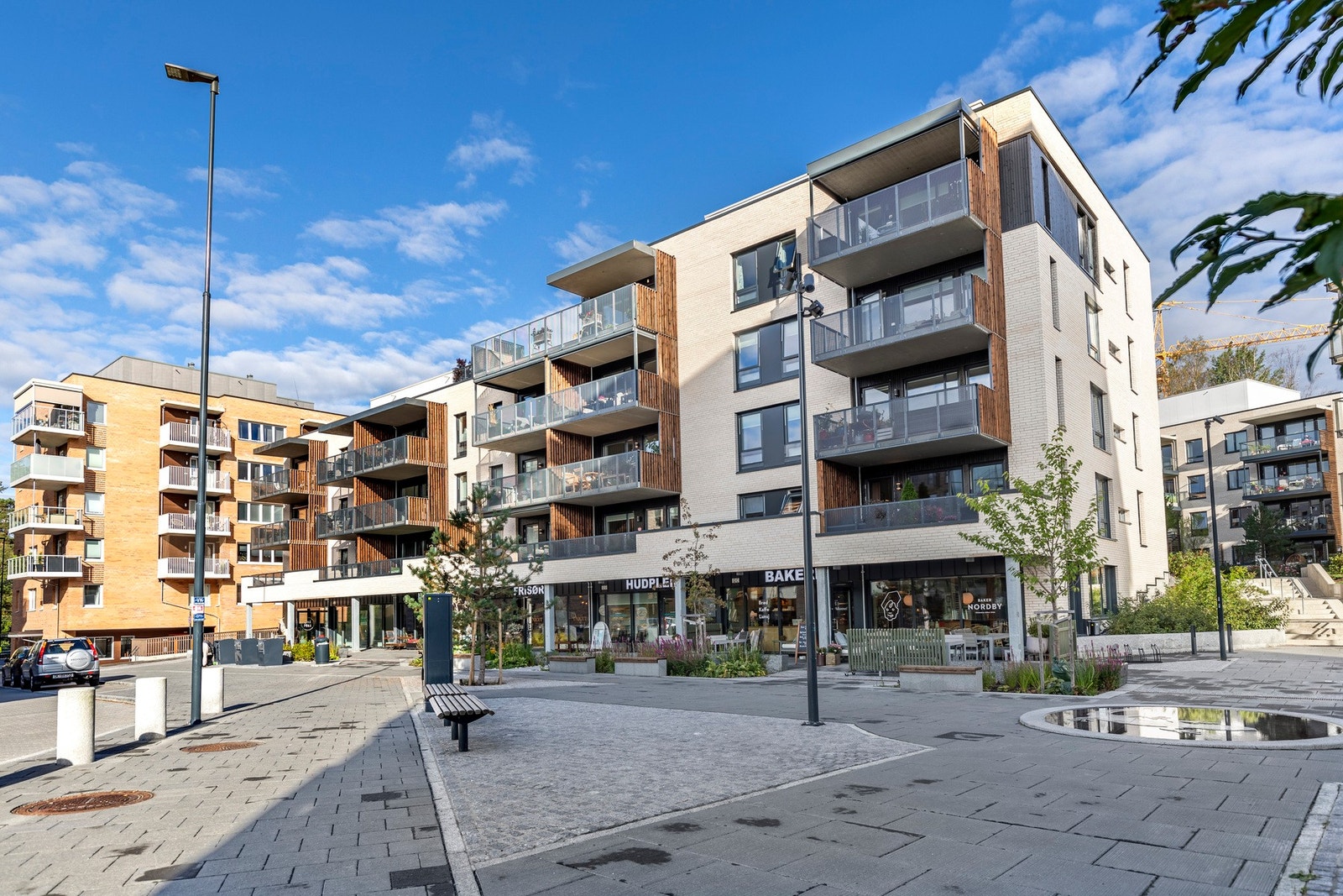 På Myrvoll Torg er det apotek, frisør og bakeri. Galleribilde
