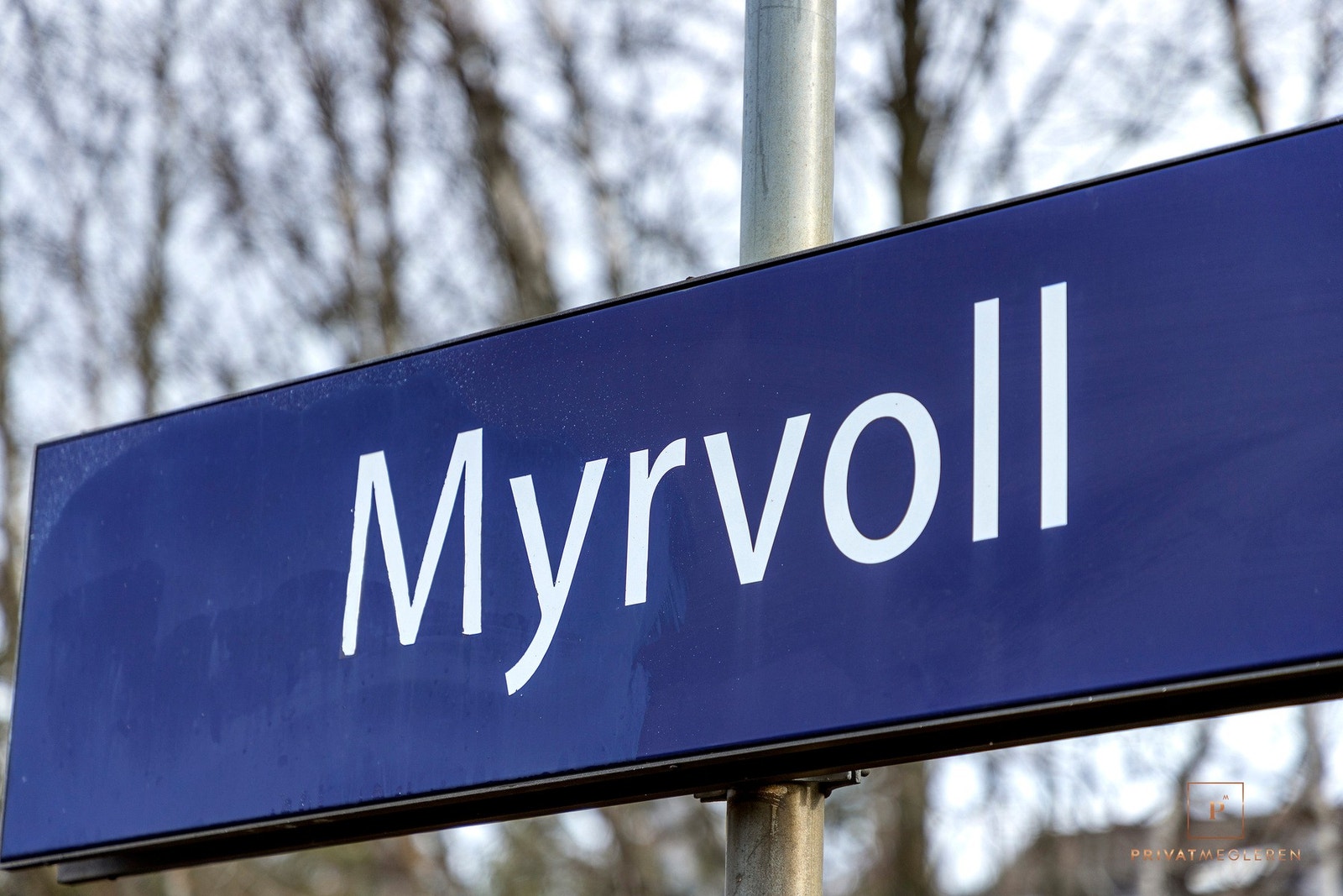 Det er omkring 500 meter til Myrvoll togstasjon og Myrvoll bussholdeplass. Toget tar 23 minutter til Oslo S. Ekspressbuss i rushtiden til og fra byen tar 34 minutter til Oslo S. Galleribilde