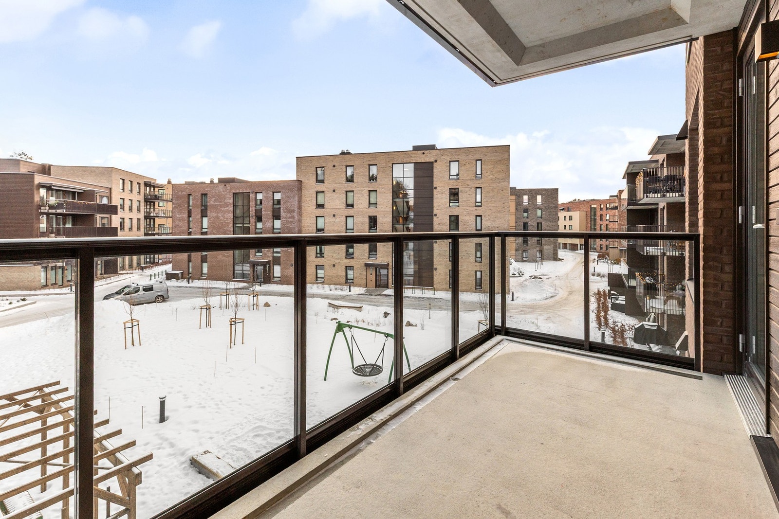 Fra stuen er det utgang til sydøstvendt balkong på ca. 7,5 kvm mot indre gårdstun. På balkongen er det sol fra morgenen til ett stykke ut på ettermiddagen avhengig av årstid. Det er godt med plass til utemøblement og grill, så her kan dagene nytes med god Galleribilde